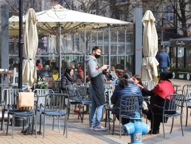 Заведенията отвориха отново врати (снимки)