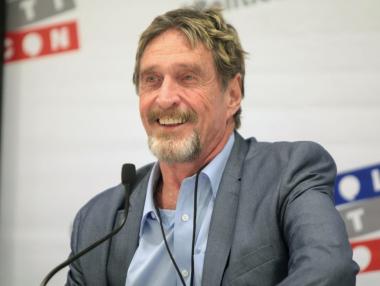 Джон Макафи е арестуван и обвинен в измами с криптовалути