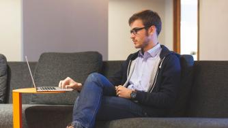 Работата от вкъщи може да е проблем за младите служители