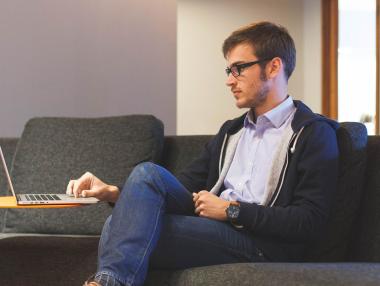 Работата от вкъщи може да е проблем за младите служители