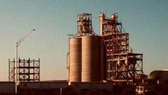 Старите петролни рафинерии са изправени пред фалит