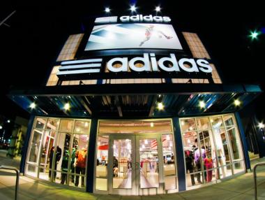 Пандемията сви печалбата на Adidas със 78%