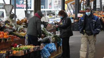 Задължителни маски на открито на пазарите в София