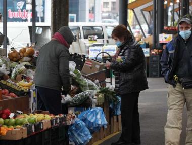 Задължителни маски на открито на пазарите в София