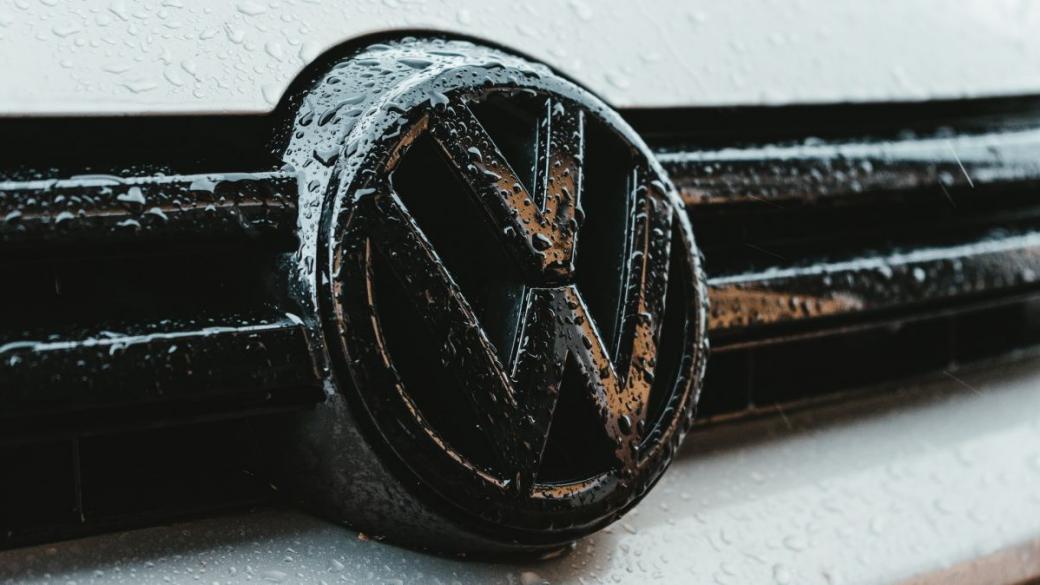 Volkswagen ще строи гигафабрики, за да изпревари Tesla