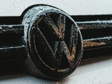 Volkswagen ще строи гигафабрики, за да изпревари Tesla