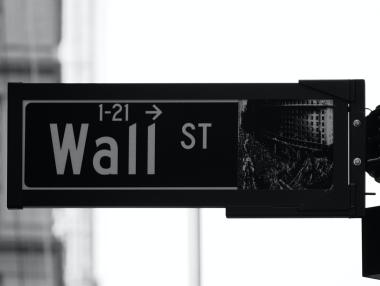 Пазарните индекси се понижиха в очакване на срещата на Фед