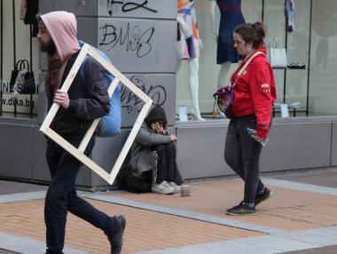 Пандемията спря растежа на средната класа и тласна рязко бедността