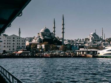 Борсата в Истанбул спря работа заради потъването на лирата