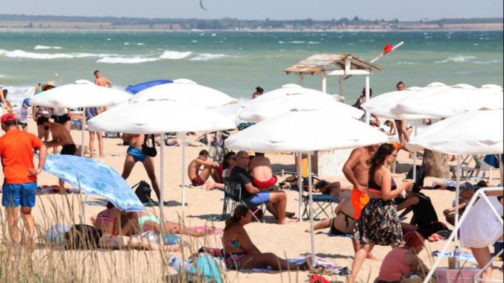 Хотелиерите искат свободната зона на плажовете да се намали наполовина