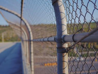 Администрацията на Байдън отваря нови центрове за мигранти в Тексас