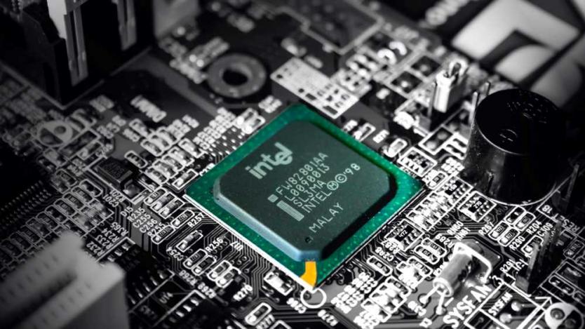 Intel ще прави чипове за конкуренти в две нови фабрики