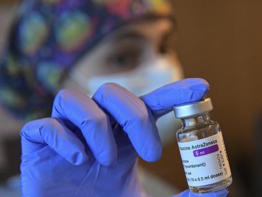 Грешка след грешка – как AstraZeneca се превърна от герой в злодей