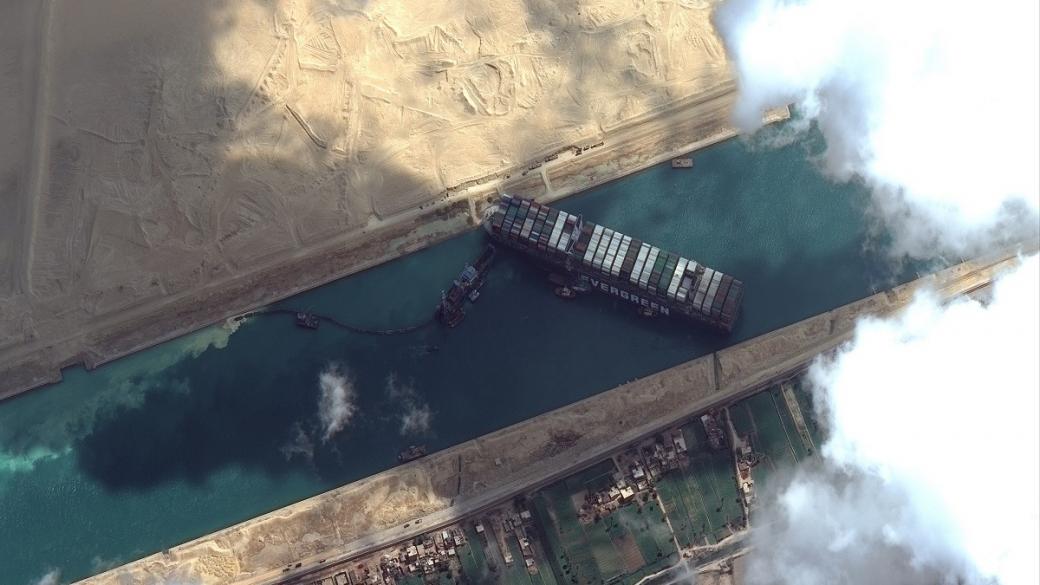 Суецкият канал все още е блокиран: Защо това е важно за целия свят