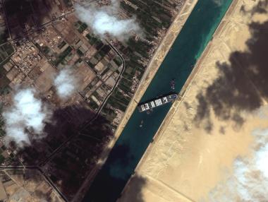 Суецкият канал може да остане блокиран със седмици