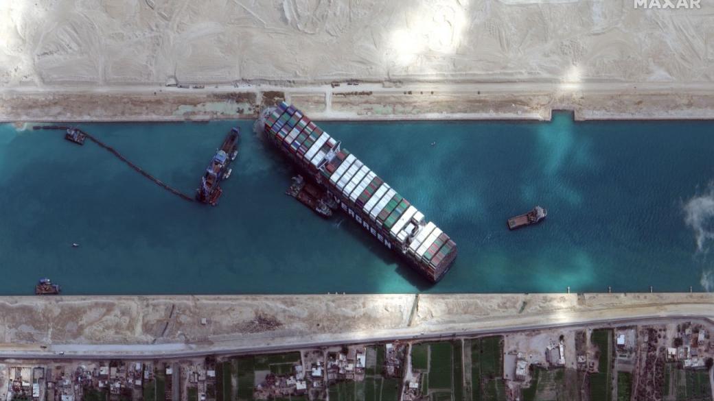 Заседналият в Суецкия канал кораб е преместен
