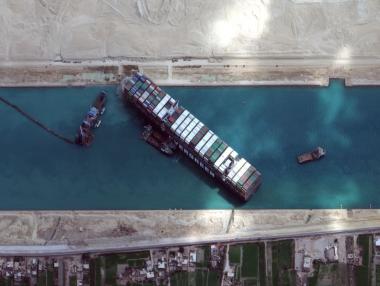 Заседналият в Суецкия канал кораб е преместен