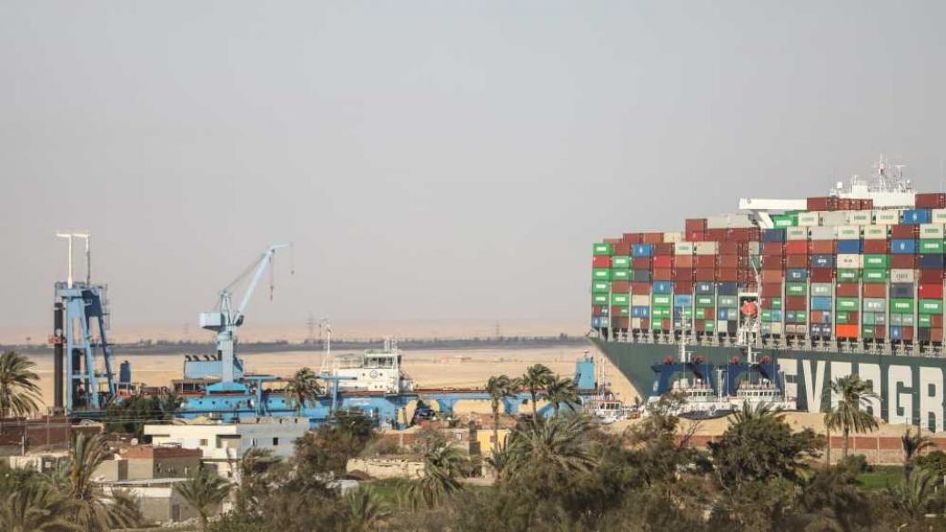 Петролът се срина, след като корабът в Суецкия канал се раздвижи