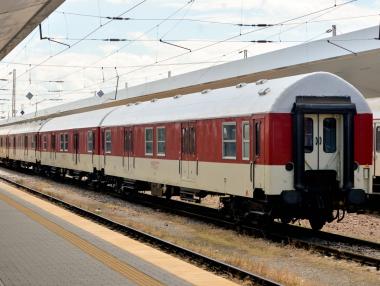 Железопътният транспорт се възстановява колебливо