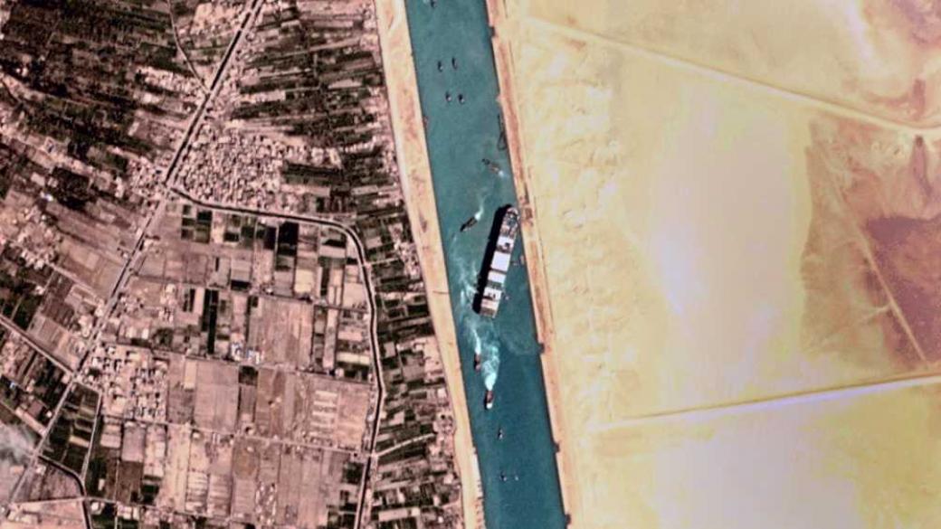 Движението в Суецкия канал най-накрая се възобновява