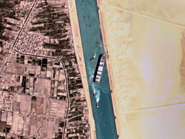 Движението в Суецкия канал най-накрая се възобновява