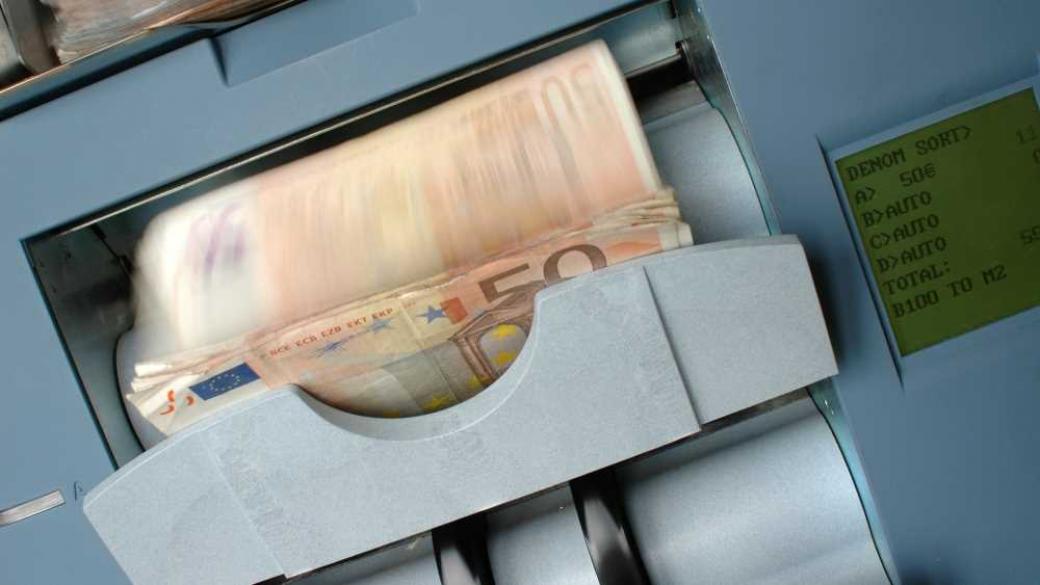 Еврото изпраща най-тежкия си месец от близо 2 години насам