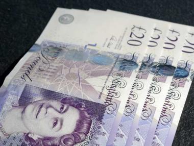 Банките очакват скок на паунда през април