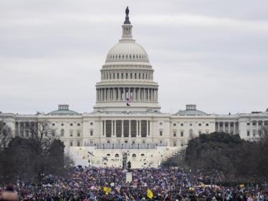 Блокираха района на Капитолия след нападение над полицаи