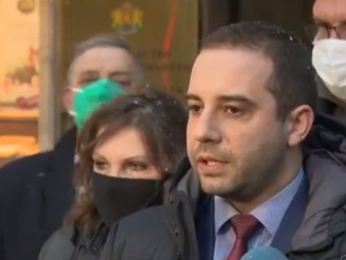 Ваксинирането с AstraZeneca продължава „с повишено внимание“