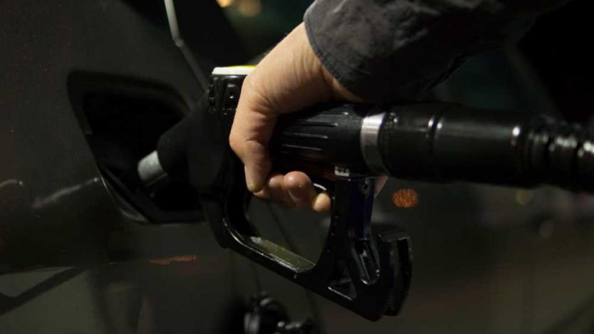 Защо бензинът в Европа поскъпва въпреки слабото търсене?