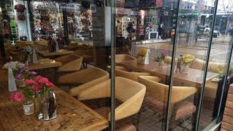 От днес заведенията на закрито работят