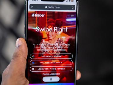 Tinder иска да привлече двойно повече млади потребители