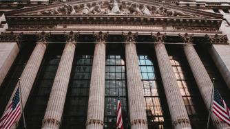 Акциите на Apple и Tesla тръгнаха нагоре