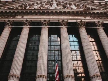 Акциите на Apple и Tesla тръгнаха нагоре