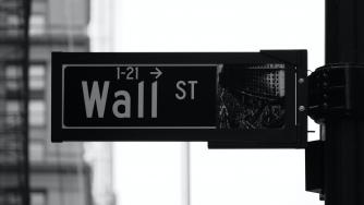 Златото пада въпреки слабия долар