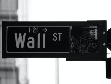 Златото пада въпреки слабия долар