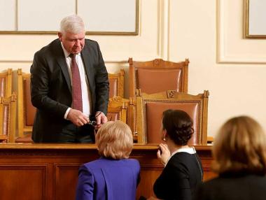 ГЕРБ не позволиха на финансовия министър да говори за резерва