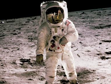 SpaceX ще прати хора на Луната по договор с НАСА