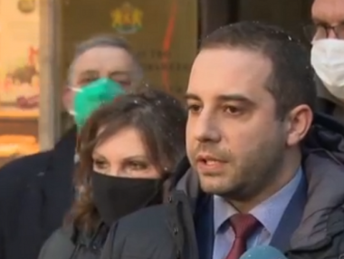 Няма причини ваксинирането с AstraZeneca да спира