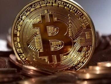 Биткойн потъна с двуцифрен процент