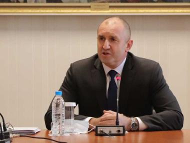 Консултациите при президента започнаха с политическо напрежение