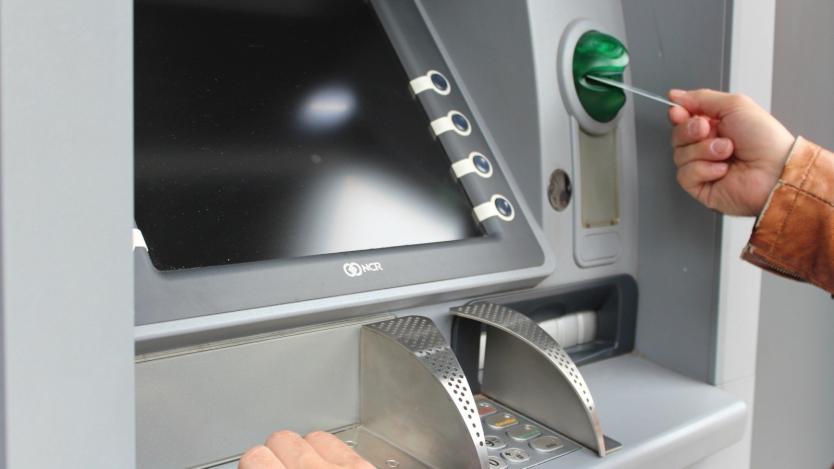 Правила за безопасно теглене на пари от банкомат