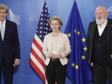 ЕК иска търговията с емисии да обхване сградите и транспорта