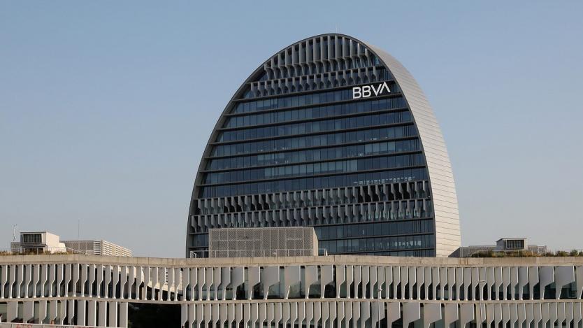 Втората по големина банка в Испания съкращава над 3 хил. служители