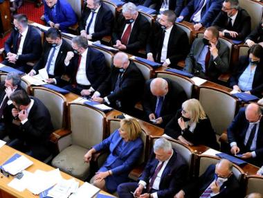 Депутатите приеха изцяло машинно гласуване, а в чужбина – и по пощата