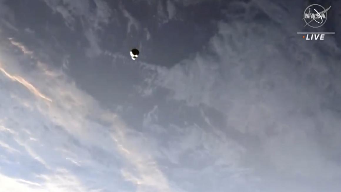 Галерия :: Снимка 0 :: Рециклираният кораб на SpaceX се скачи успешно за МКС (снимки)}