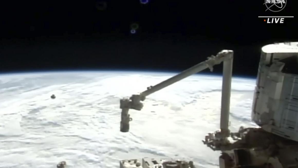 Галерия :: Снимка 1 :: Рециклираният кораб на SpaceX се скачи успешно за МКС (снимки)}