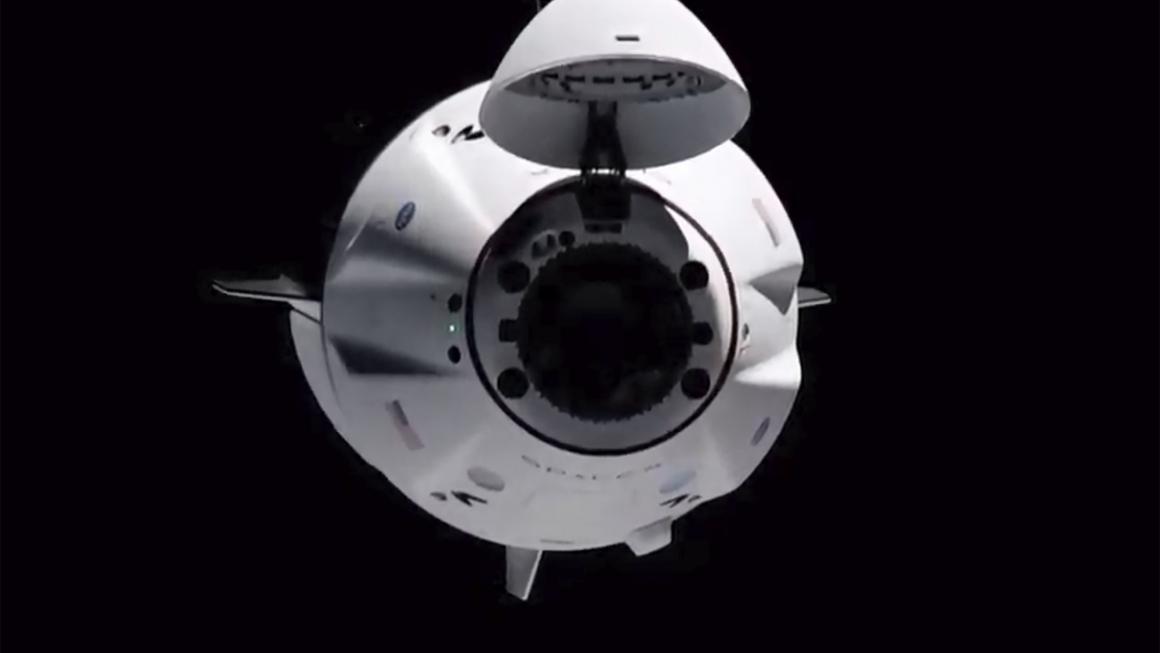 Галерия :: Снимка 3 :: Рециклираният кораб на SpaceX се скачи успешно за МКС (снимки)}