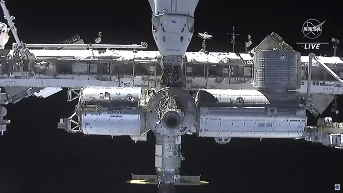Галерия :: Снимка 2 :: Рециклираният кораб на SpaceX се скачи успешно за МКС (снимки)}