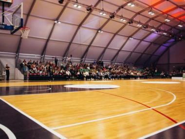 Здравните власти обсъждат пускане на публика и в закритите спортни зали